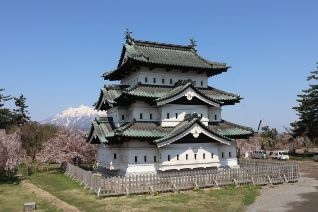 弘前城と岩木山（青森県）